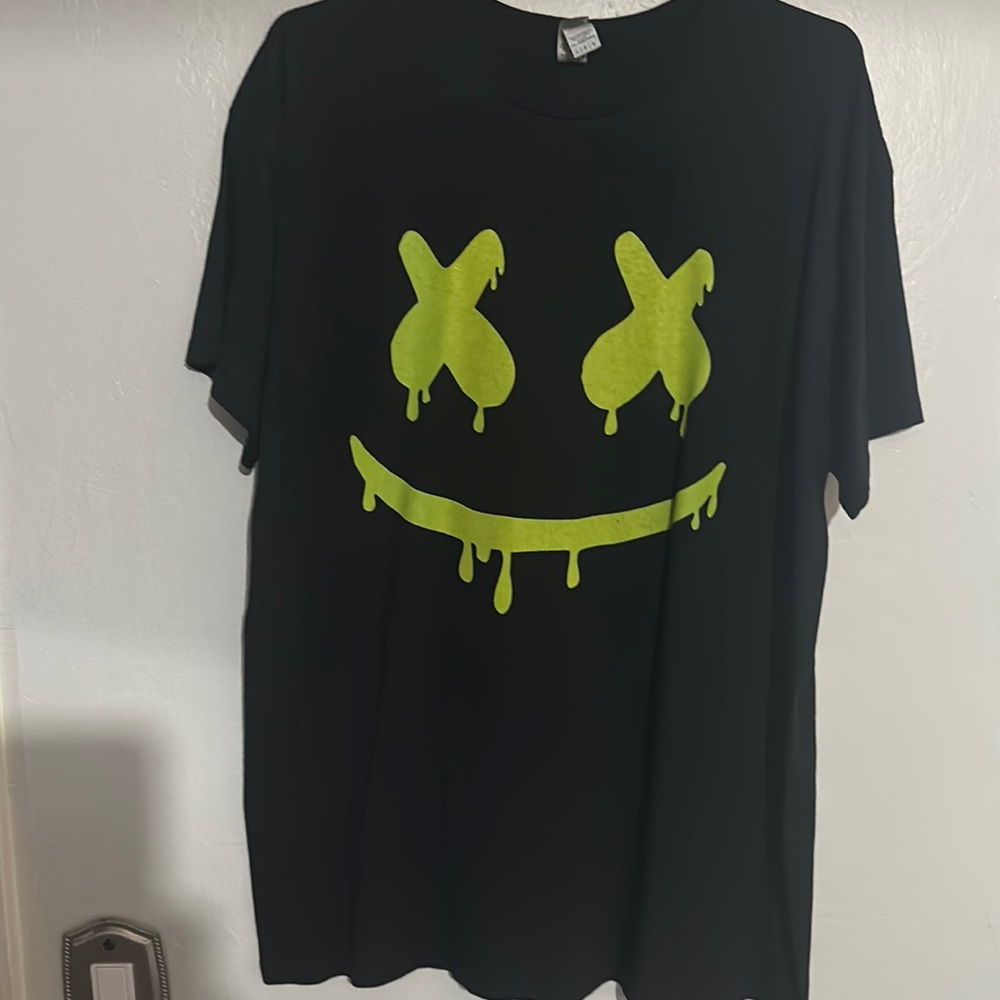 Black smiley face T